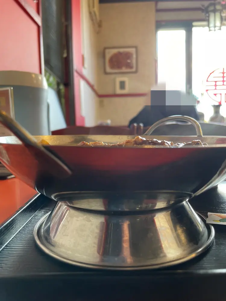 銀の器に盛られた麻婆豆腐