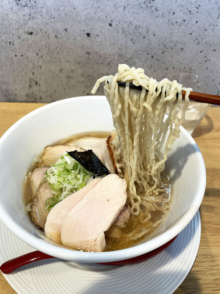 縮れの強い細麺