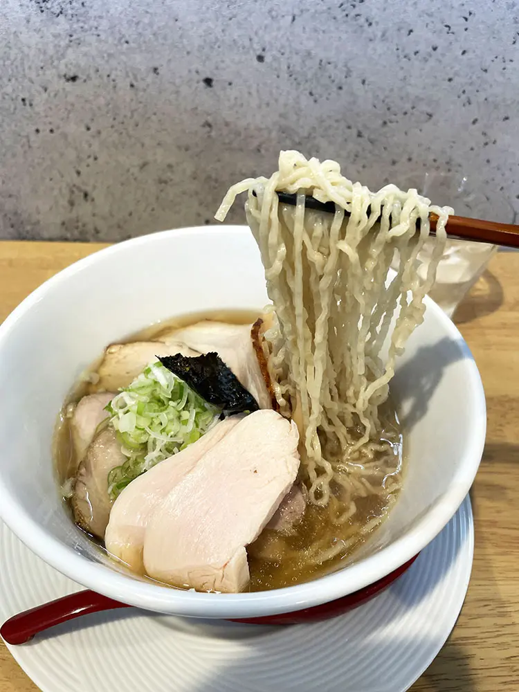 縮れの強い細麺
