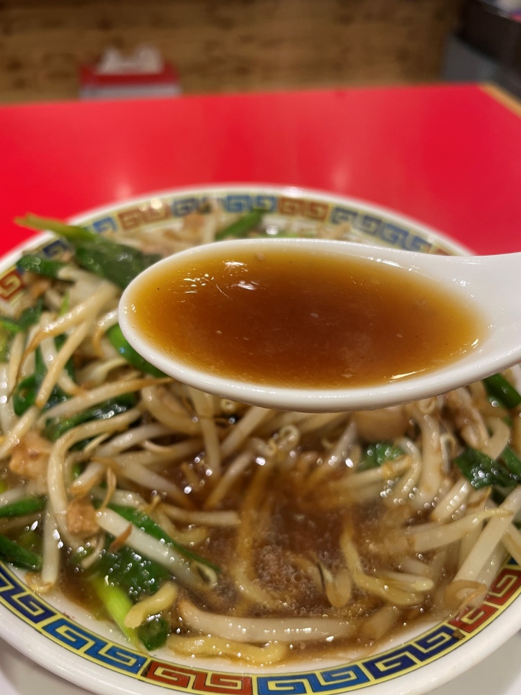 醤油ベースのスープ