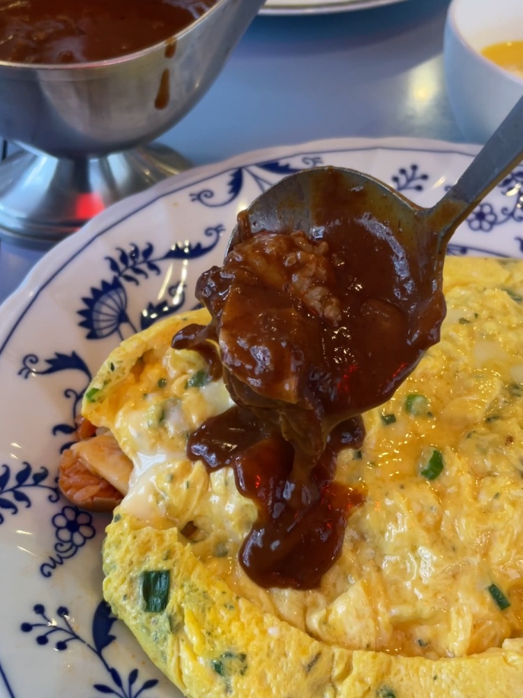 オムライスにシチューをかける