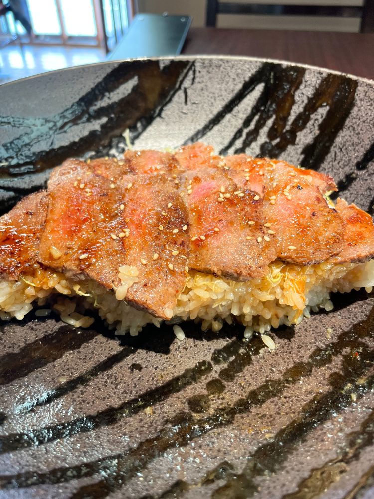 ボリュームあるステーキ丼