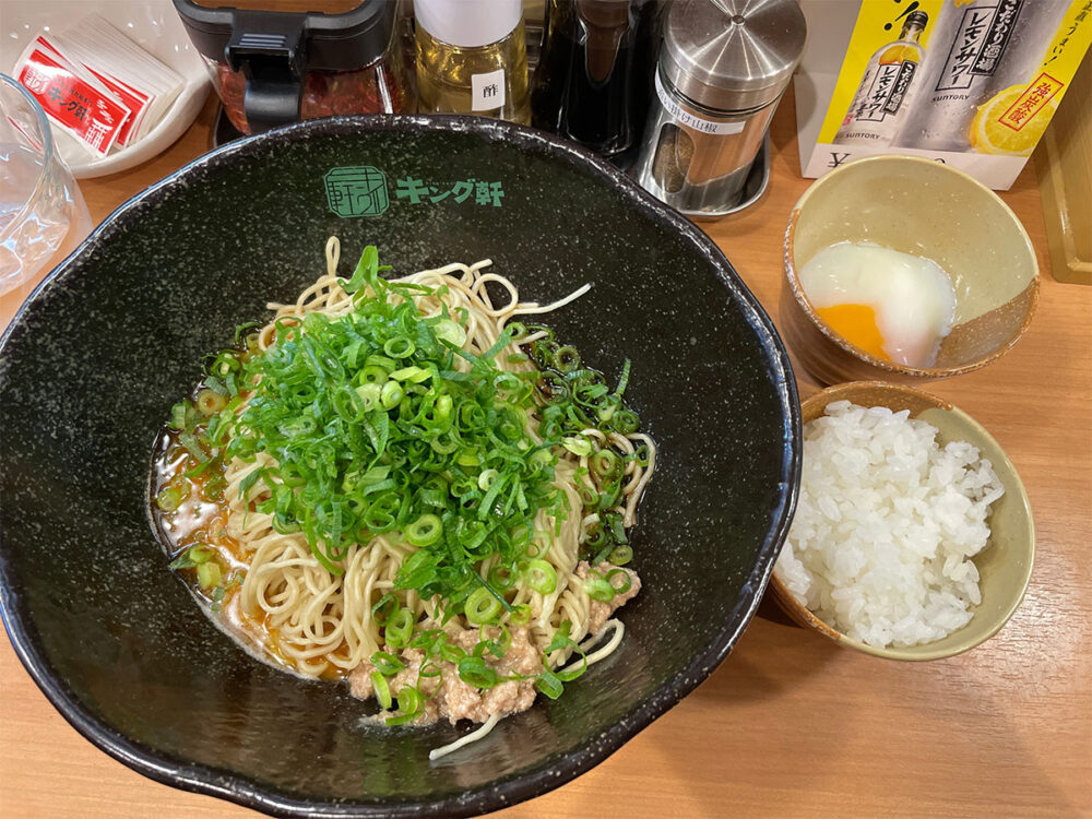 汁なし担々麺と温泉玉子とライス