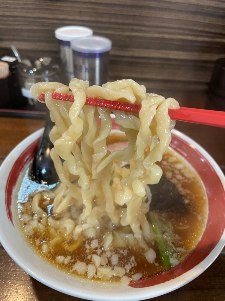 縮れの強い太麺