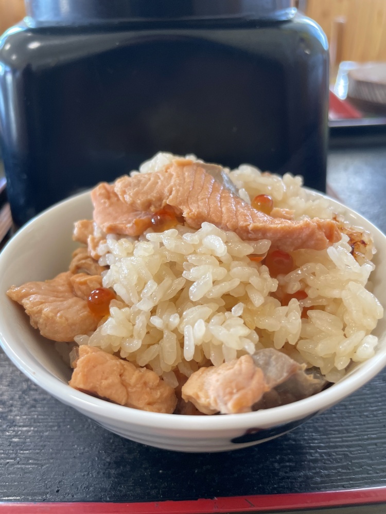 茶碗に盛り付けたはらこ飯