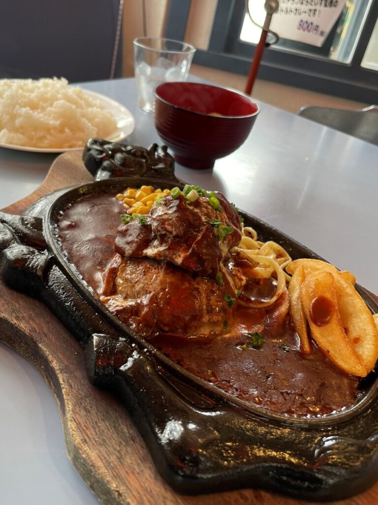 たっぷりのシチューとハンバーグ