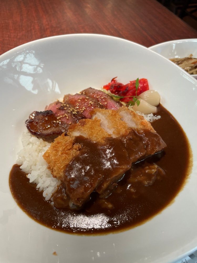 カツカレーとステーキ丼