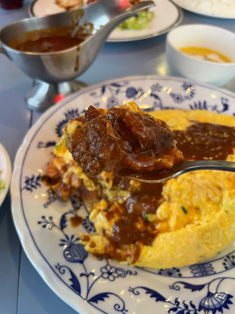 ビーフシチューオムライス