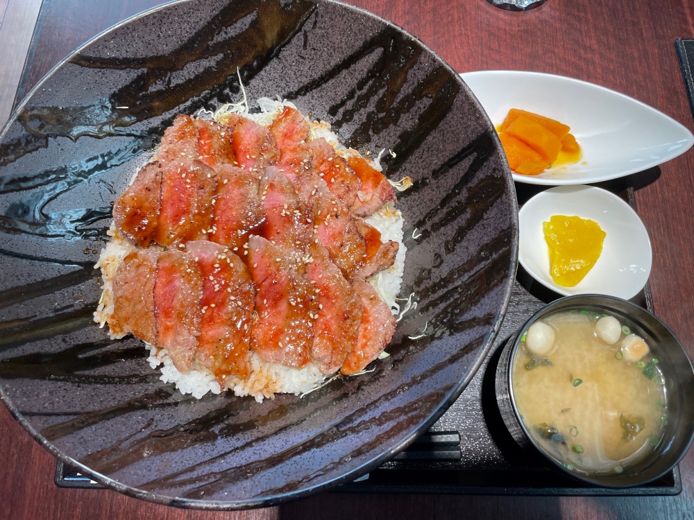 ジャンボ牛ロースステーキ丼