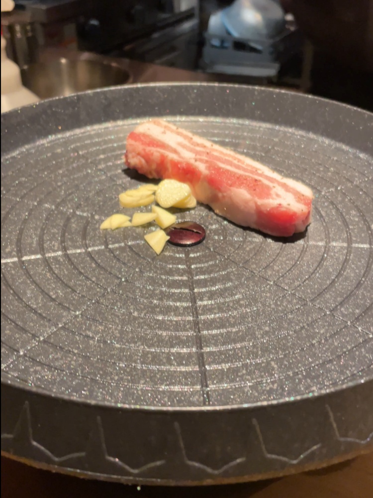 ジンギスカン鍋で焼くサムギョプサル