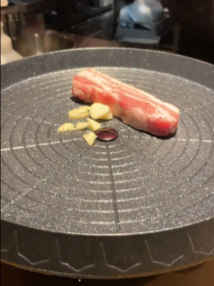 ジンギスカン鍋で焼くサムギョプサル