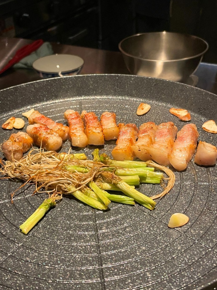 焼いた豚肉とセリの根っこ