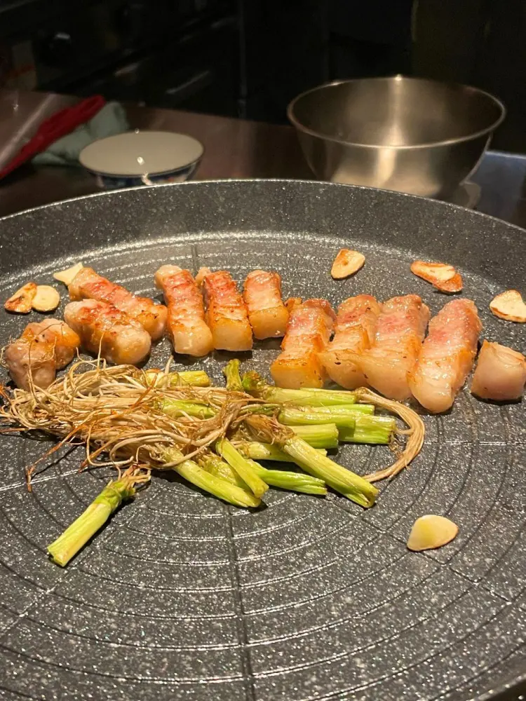 焼いた豚肉とセリの根っこ