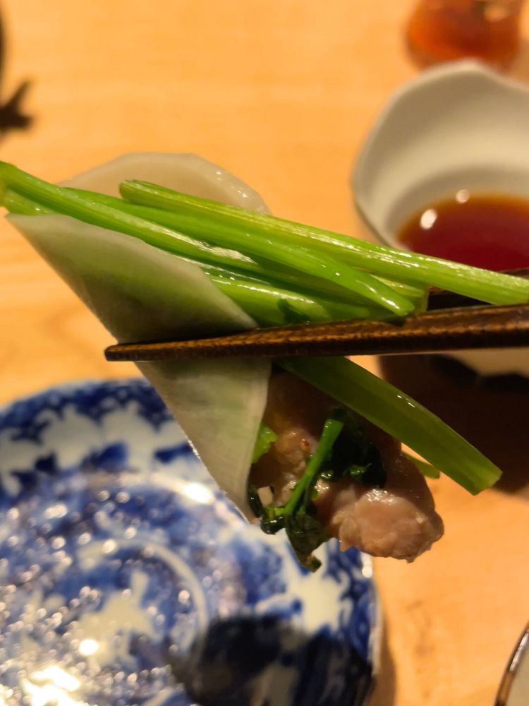 大根で巻いたセリと豚肉
