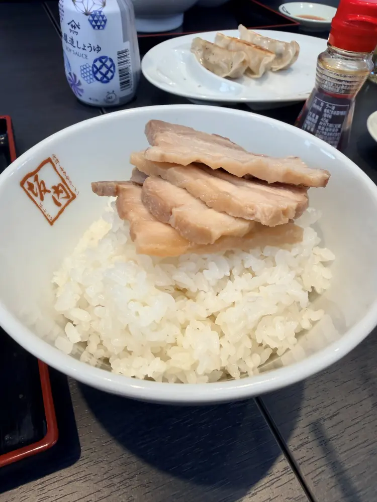 ご飯の上にチャーシュー