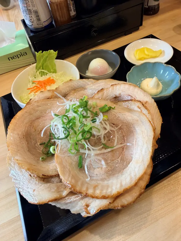 巨大なチャーシュー丼