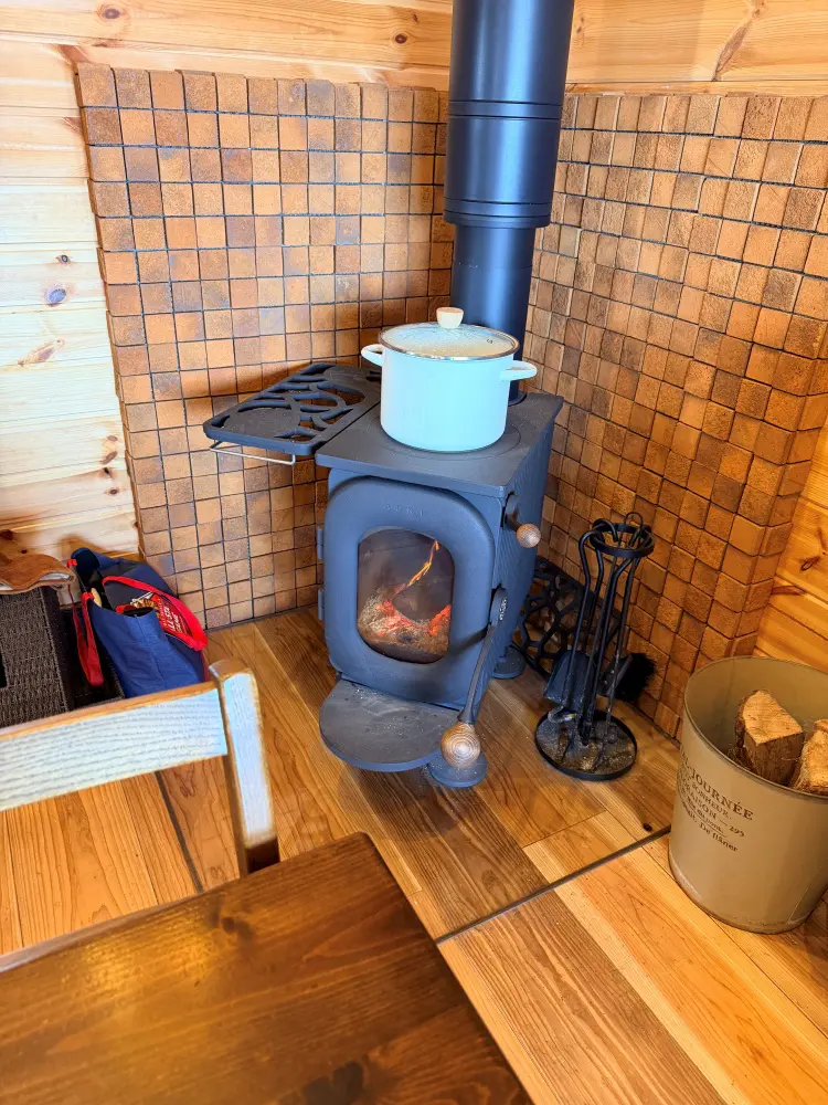 店内の薪ストーブ