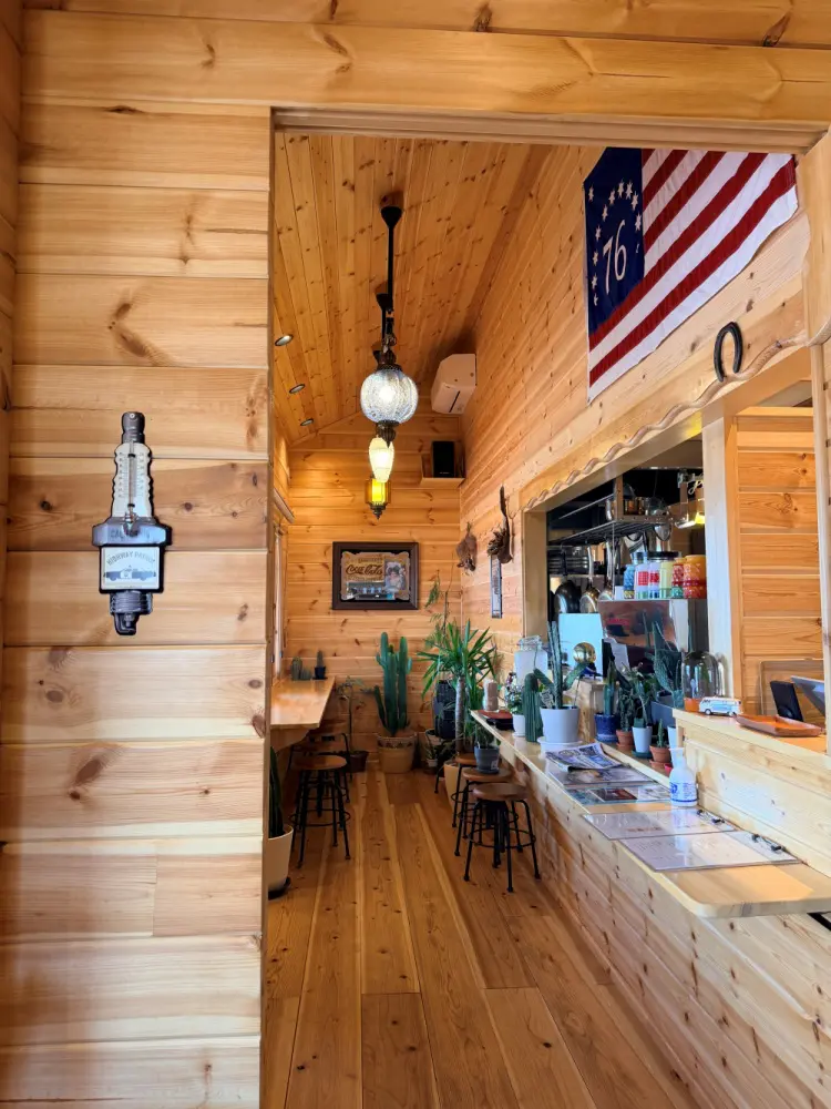 ログハウスの店内