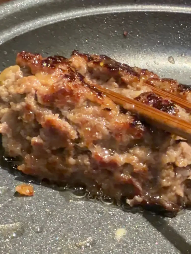 肉汁あふれるハンバーグ