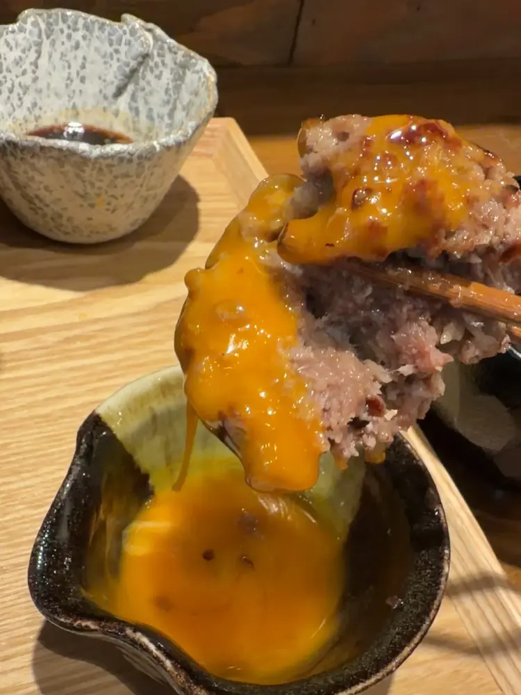 卵黄を付けたハンバーグ