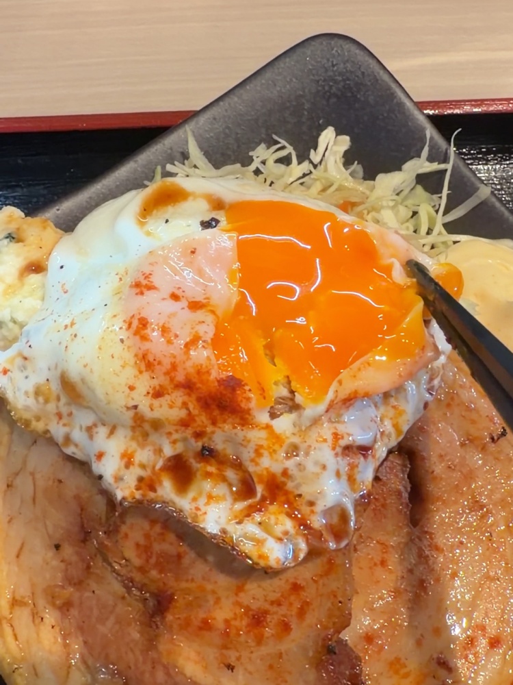 黄身とろとろの目玉焼き