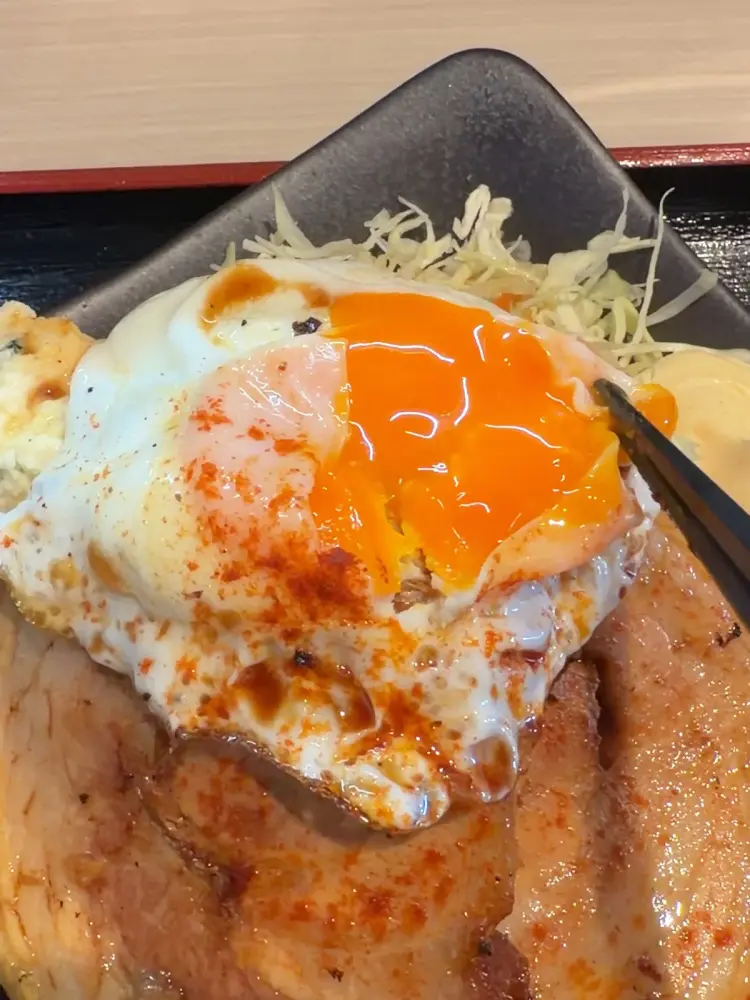 黄身とろとろの目玉焼き