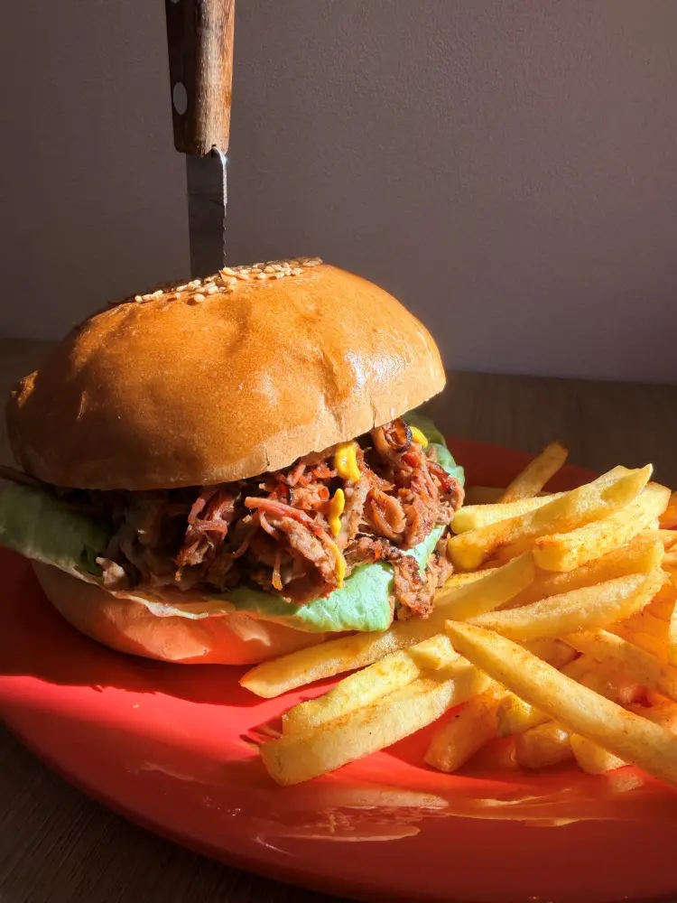 ナイフの刺さったプルドポークバーガー