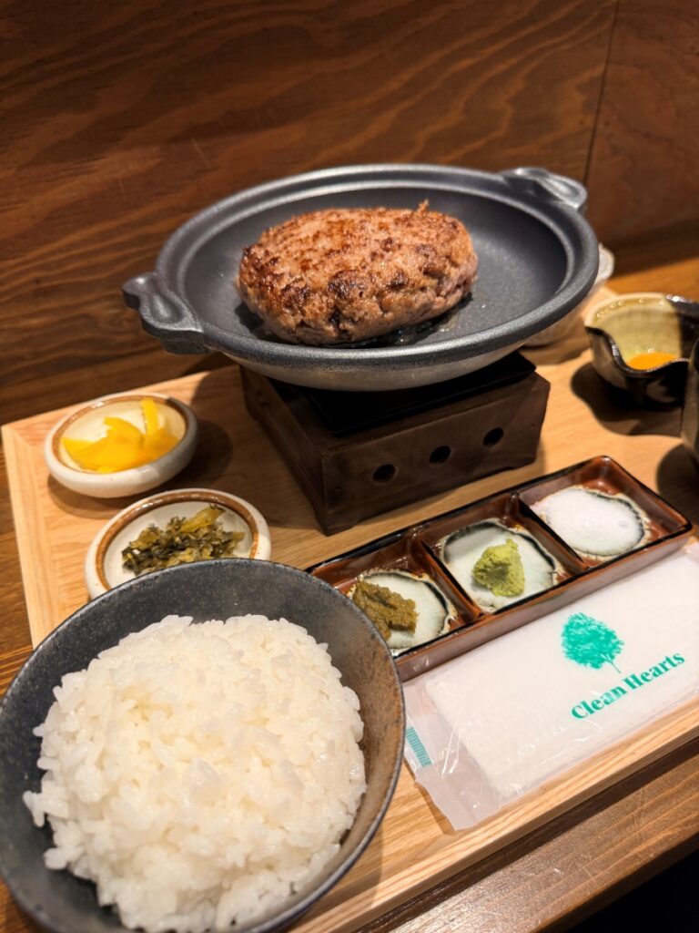 鉄板で焼くハンバーグ