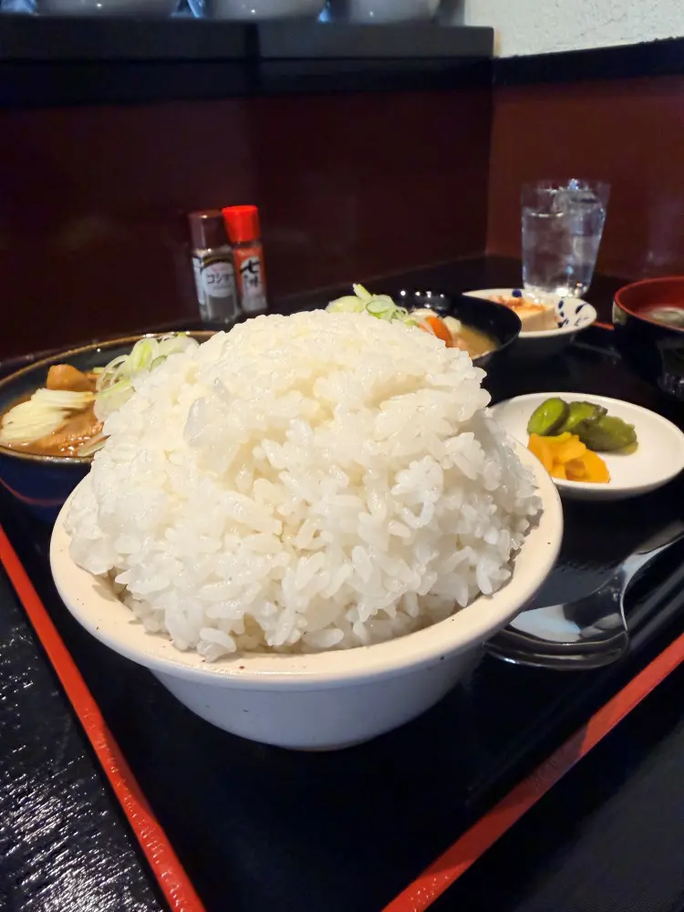 ご飯山盛りのもつ煮定食