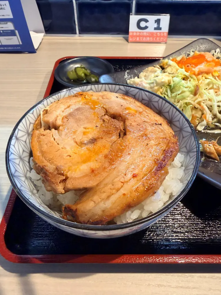 チャーシューが乗ったご飯