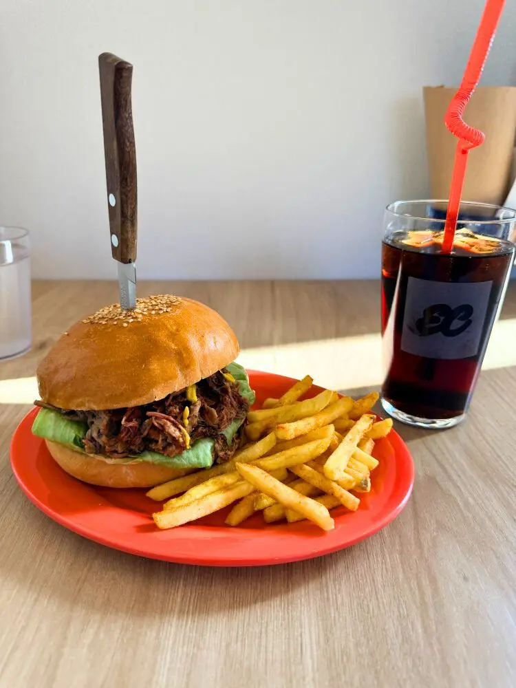 プルドポークバーガーとフライドポテト