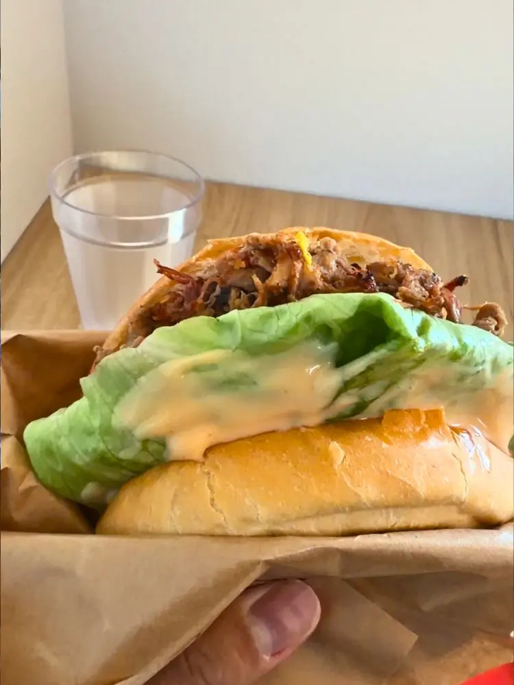 新鮮なレタスとソース