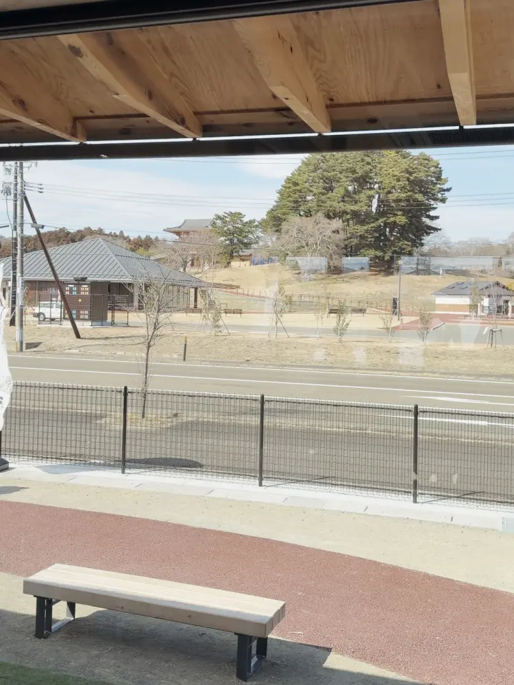 窓から見える南門