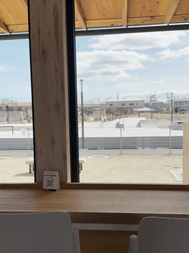 窓から見えるスケートパーク