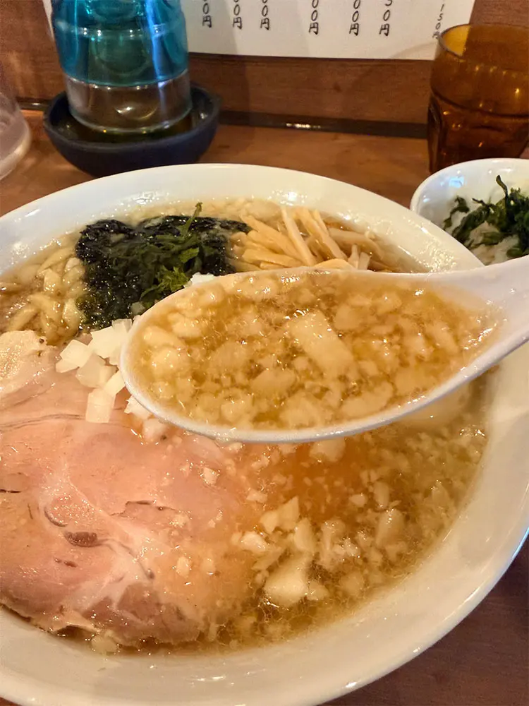 背脂たっぷりのスープ