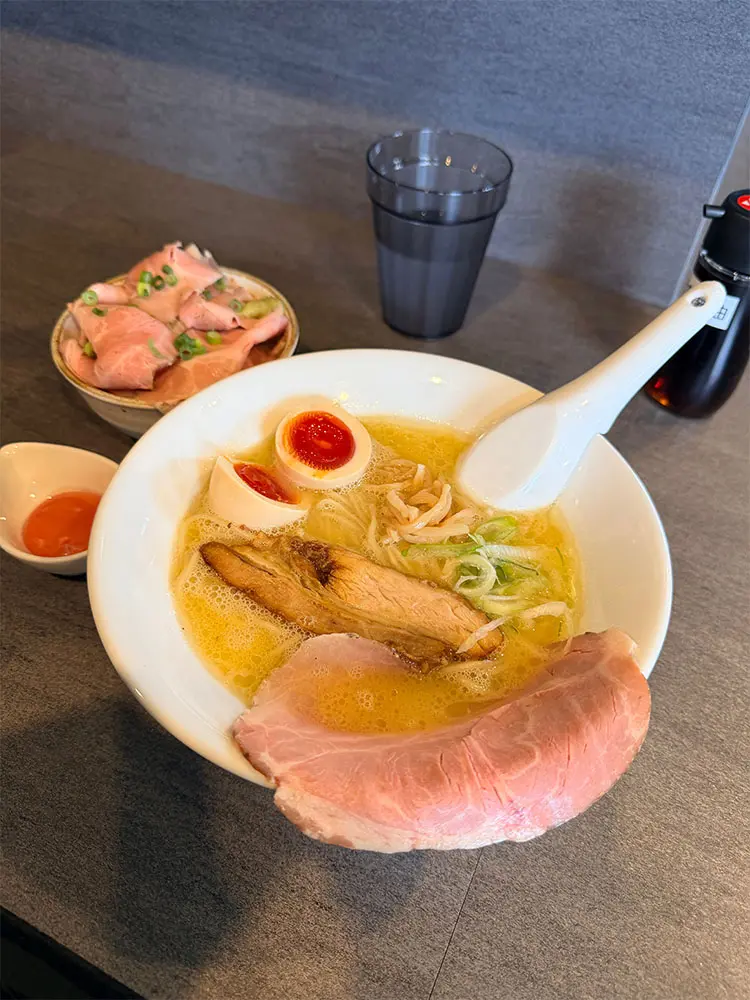 濃厚鶏そばとレアチャーシュー丼