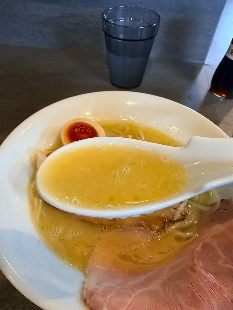 濃厚な鶏スープ