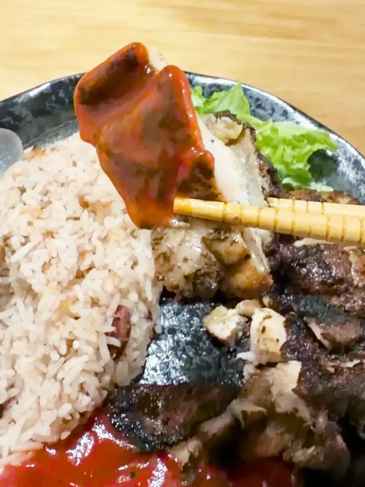 ケチャップを付けたチキン