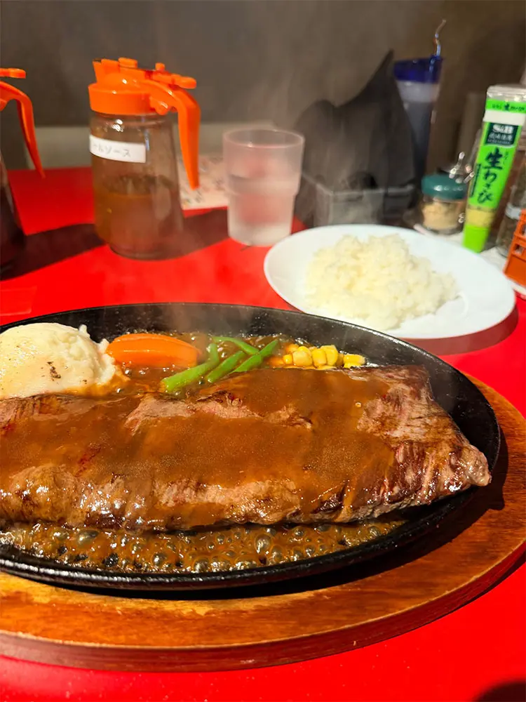 鉄板の上のステーキ