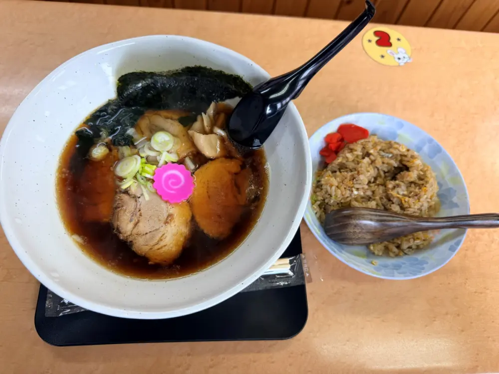醤油ラーメンと半炒飯