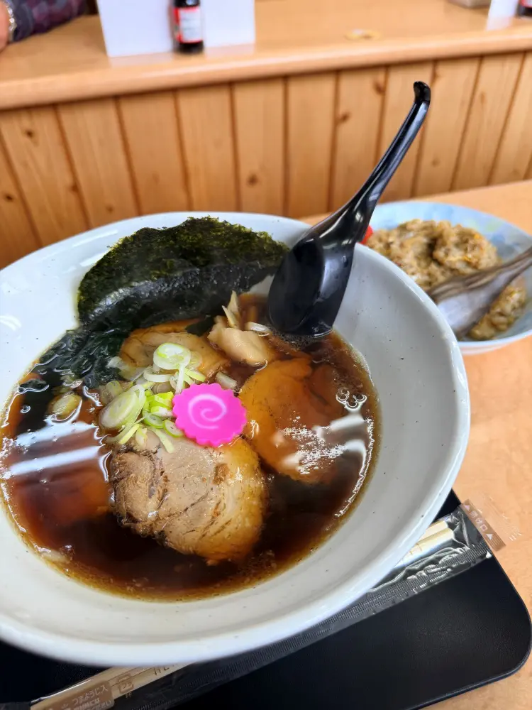 黒いスープのラーメン