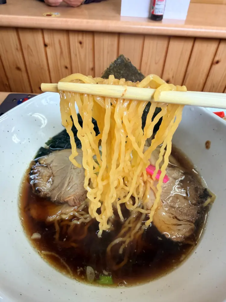 細い縮れ麺