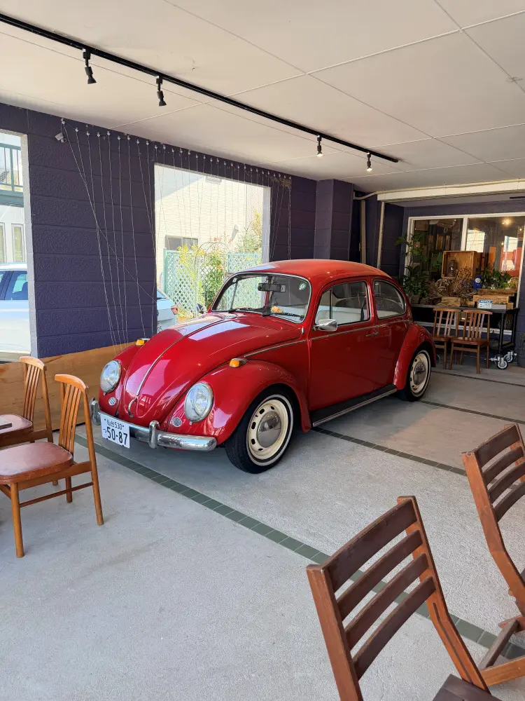 入口の赤いビートル
