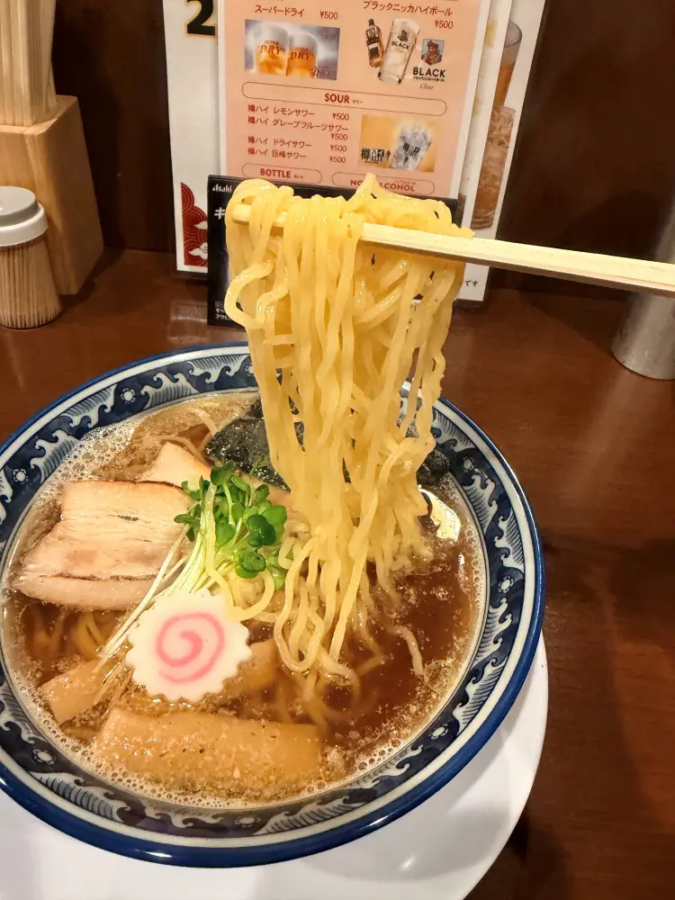 つるんとした多加水麺
