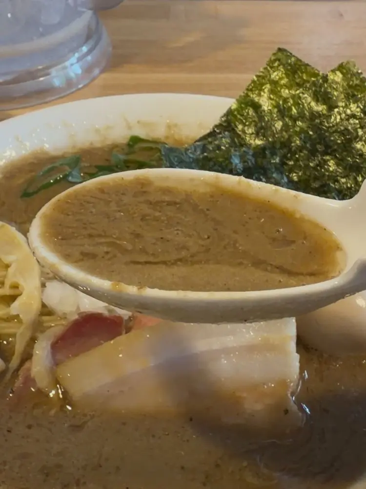 濃厚な煮干スープ