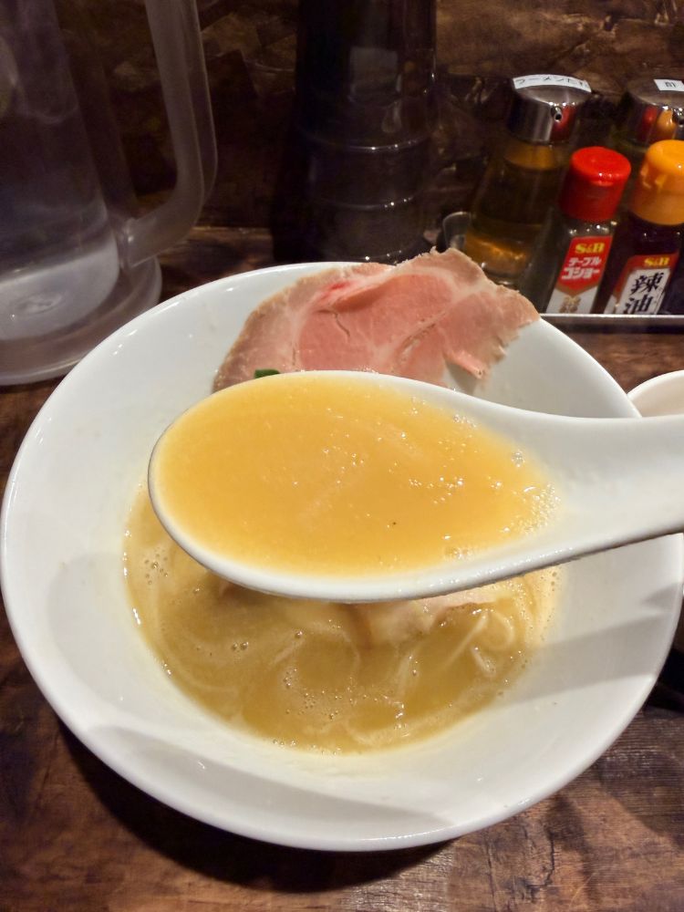 濃厚な鶏白湯スープ