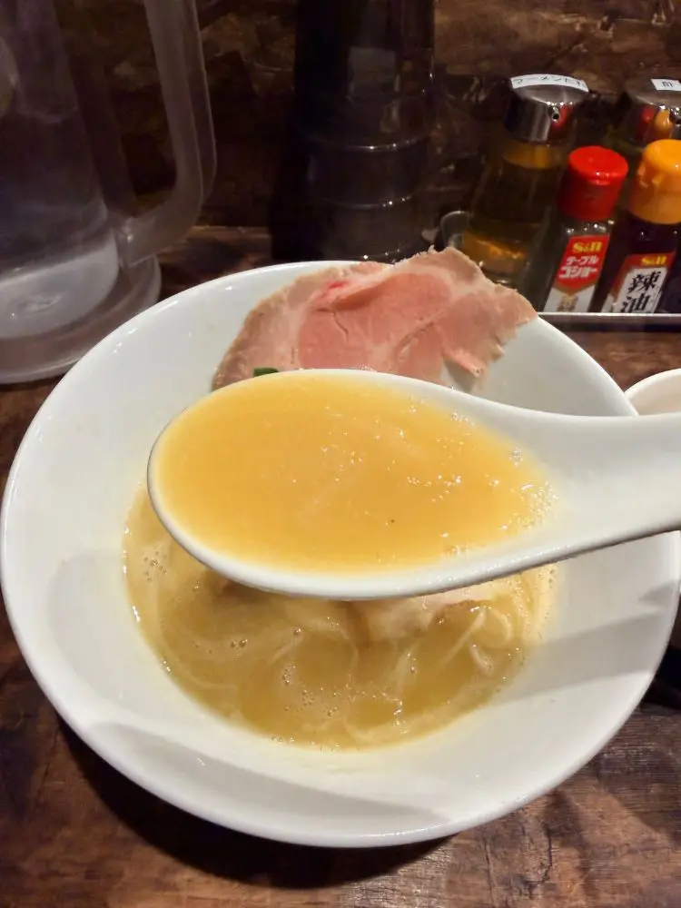 濃厚な鶏白湯スープ