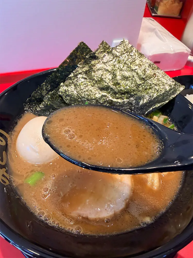 濃厚な豚骨スープ