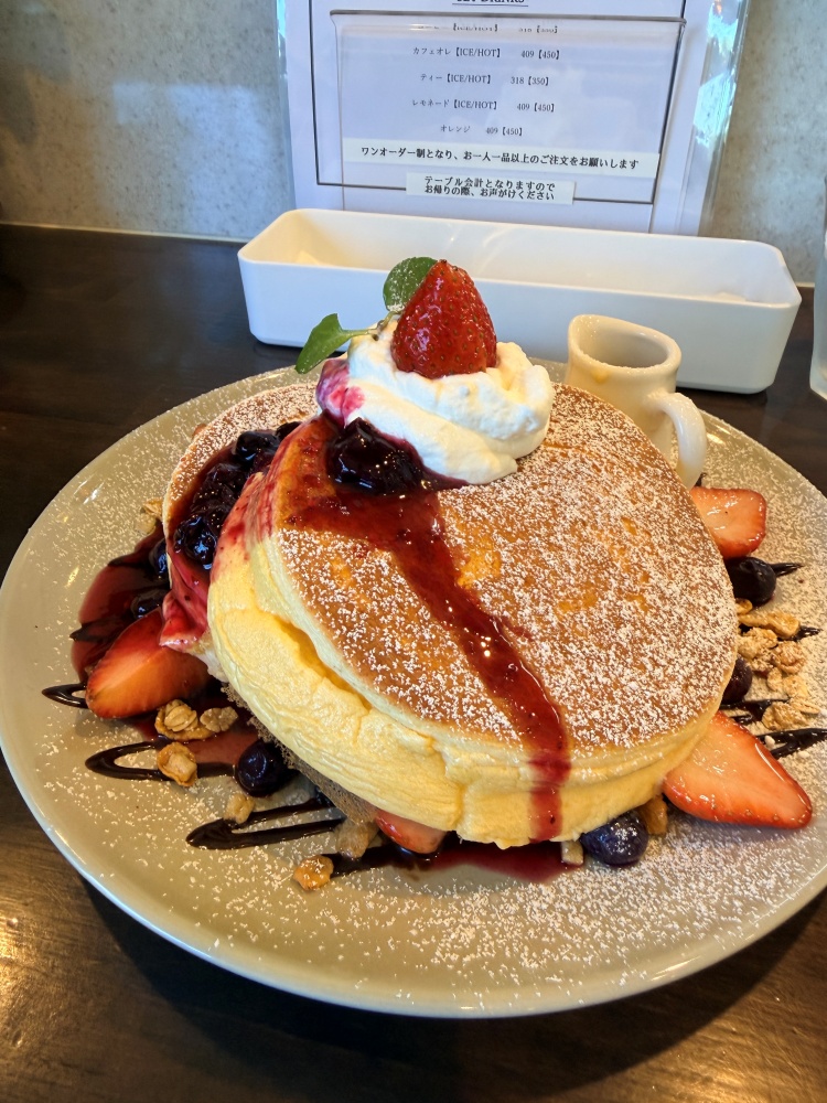 苺＆ブルーベリーのパンケーキ