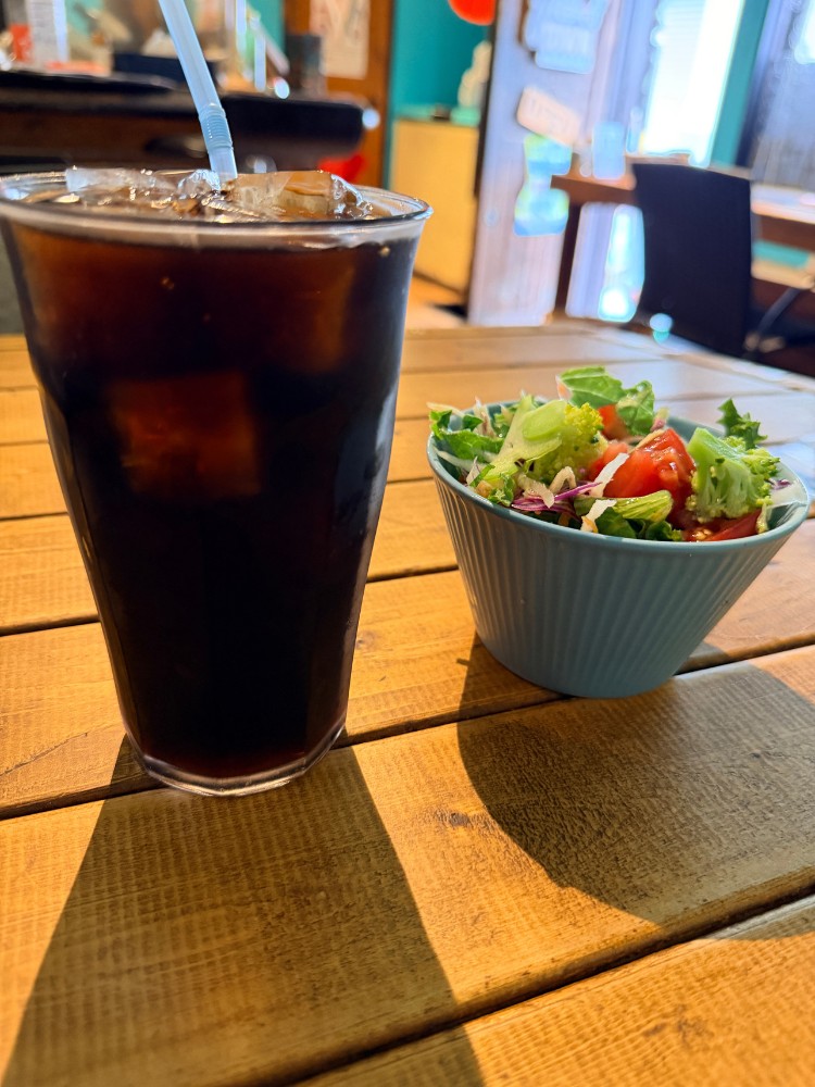 アイスコーヒーとサラダ